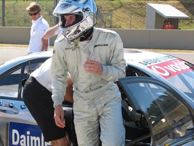Jakub Janda zrovna vystupuje ze závodního speciálu Mercedes.