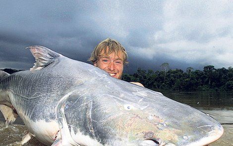 Jakub Vágner se 190 kg vážícím sumcem. Jde o zatím největší sladkovodní rybu, která kdy byla sportovně zdolána jen s pomocí prutu a navijáku.
