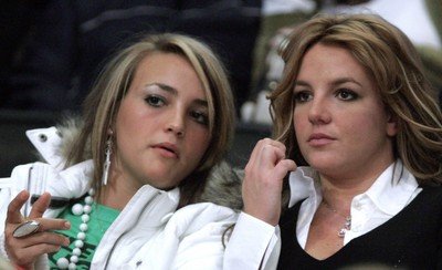 Jamie Lynn (vlevo) a Britney. Jamie Lynn (16) svou sestru Britney překonala. Britney měla první dítě až ve 24 letech. 