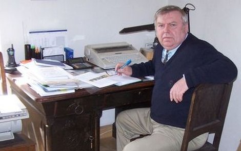 Jan Berwid-Buqoy pracuje za stolem, který patřil Winstonu Churchillovi.