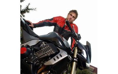 Jan Holenda: motorka je jeho svět. A když to »nastartuje« na hřišti, je stejně nedostižný jako žihadlo, dravec, zabiják…