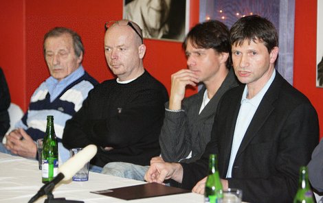 Jan Hrušínský (zprava) za Divadlo Na Jezerce a Janek Ledecký a Michal Kocourek za Divadlo Kalich si peníze vydělat umějí, jen by rádi spravedlivé dělení grantů.