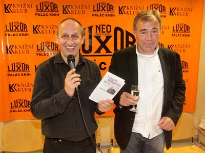 Jan Kraus (vlevo) pokřtil nový román Jana Vávry.