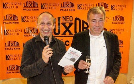 Jan Kraus (vlevo) pokřtil nový román Jana Vávry.