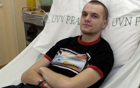 Jan Mazoch byl sice propuštěn do domácího ošetřování, ale zase ho trápí rizikové těhotenství jeho přítelkyně. 