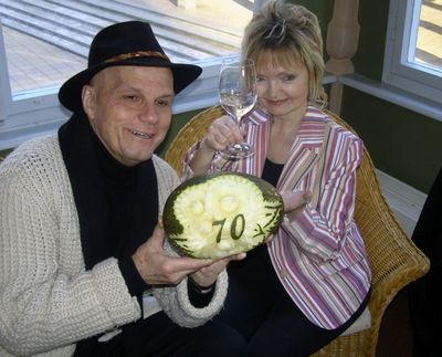 Jan Přeučil dostal k narozeninám od své manželky Evy Hruškové vydlabaný meloun s číslicí!