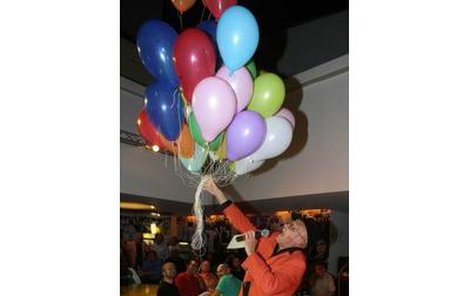 Jan Přeučil otevření klubu moderoval a dokonce vypustil balonky.