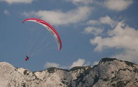 Jan Škrabálek si krásy létání nad alpskými vrcholy moc neužívá, musí se dostat do Monte Carla.