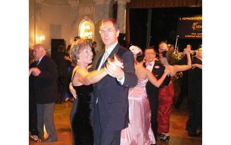 Jan Švejnar netančil pouze se svou ženou Kathy, ale vyzval k tanci i přítomné dámy.