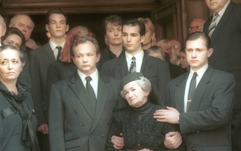 Jan (vpravo) a Rudolf Hrušínští už spolu zase po letech mluví. Na snímku z pohřbu otce s maminkou, za kterou stojí Rudolfů syn, rovněž Rudolf, který je také hercem.