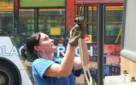 Jana Míčková se prý nejvíc bojí nočních směn. Řidičky musejí často čelit útokům opilců.