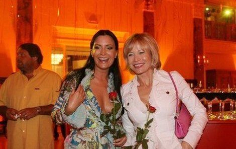 Jana Švandová s Gábinou Partyšovou, která od doby, co se nechala vyfotit pro Playboy, nosí tak velké výstřihy, že ukazují téměř úplně všechno.