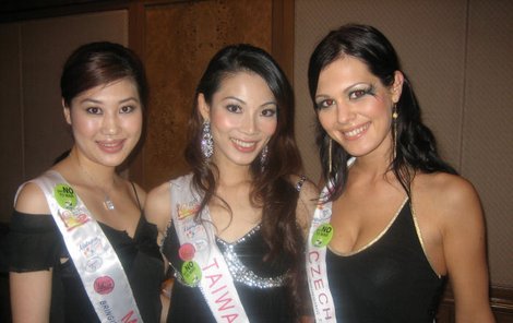 Jana (vpravo) se svými konkurentkami z Macau a Taiwanu, které se společně utkají v soutěži Miss Queen v Kuala Lumpur.