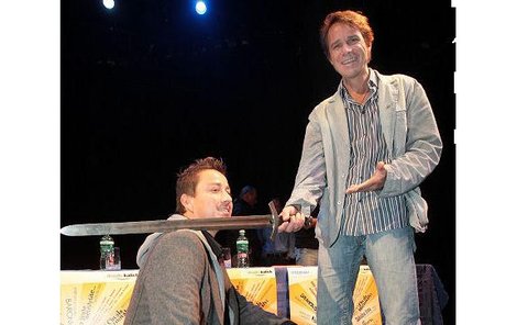 Janek Ledecký pasoval svého bývalého bedňáka Petra Bendeho do role nového Hamleta.