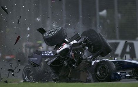 Japonec Kamui Kobajaši předvedl vskutku parádní bouračku, při které odrovnal hned tři vozy najednou...