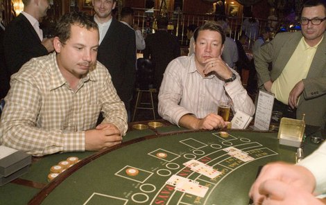 Jari Kurri (vpravo) radil v kasinu reportérovi Michalu Sochorovi.