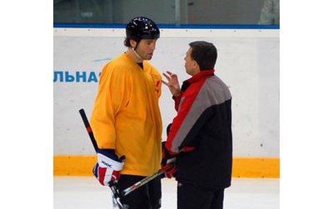 Jaromír Jágr naslouchá na nedávném tréninku v té době ještě asistentovi Sergeji Borisovičovi Chramcovovi. Ten nyní Omsk na pár dní převzal.