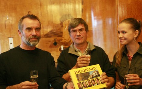 Jaroslav Brabec (vlevo), Ivo Pelant a Zuzana Vejvodová společně pokřtili knihu Hraběnky, podle které je natočen stejnojmenný televizní seriál.