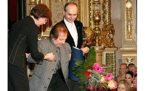 Jaroslav Čejka se nedokázal udržet na nohou, ani když ho podpírali dva lidé. Ze schodů se musel nakonec sešoupat po zadku.