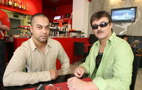 Jaroslav Parči (vlevo) předal v Enzu dvě své nové písničky Patriku Foxovi na výběr zamilovaných songů.
