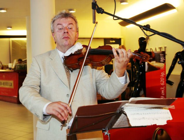 Jaroslav Svěcený koncertuje po celém světě. Příští týden zahraje v Ledeburské zahradě pod Pražským hradem.