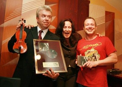 Jaroslav Svěcený (vlevo) převzal platinovou desku ve společnosti svých přátel – kmotry Simony Stašové a hudebníka Michala Dvořáka.