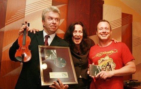Jaroslav Svěcený (vlevo) převzal platinovou desku ve společnosti svých přátel – kmotry Simony Stašové a hudebníka Michala Dvořáka.