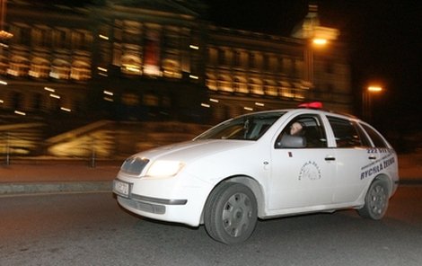 Je krátce po osmé hodině večerní a my vyrážíme s naším prvním dnešním zákazníkem. První jede jeho auto s řidičem Rychlé želvy, ﬁremní fabie dělá doprovod.