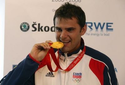 Je pravá! Střelec David Kostelecký možná ještě pořád nevěří tomu, že se dokázal vyškrábat až k olympijskému zlatu.