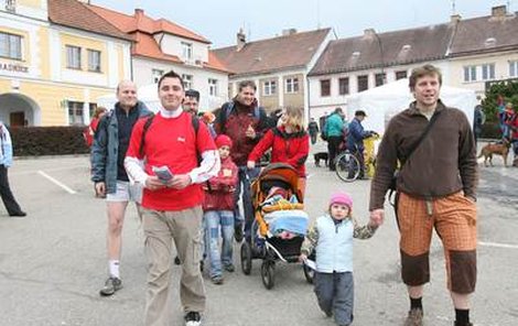 Je přesně 10 hodin a redaktor Nedělního Aha! vyráží ze stanoviště ve Voticích. Čeká ho 30 km pěší trasy s cílem v Prčici.