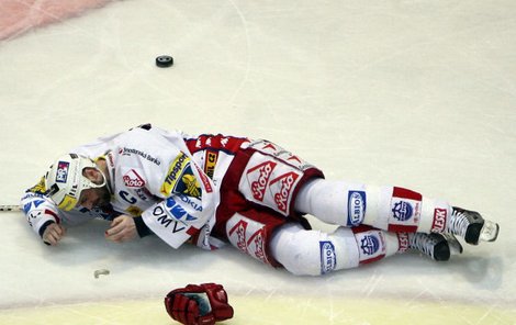 Je v tom kus symboliky. Slávista Beránek zůstal ležet na ledě, Slavia padla pod samým vrcholem. A sparťané oslavují titul.