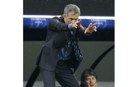 Jeden by až nabyl dojmu, že José Mourinho od lavičky skutečně kouzlí a pronáší zaklínadla!