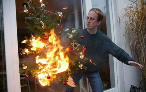 Jeden z největších průšvihů Vánoc: zapálený stromeček...