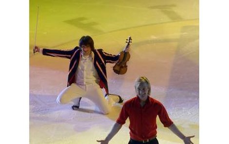 Jeden z prvků Pljuščenkovy exhibice Králové ledové arény. Zatímco skotačí na ledě, za zády mu hraje houslista.