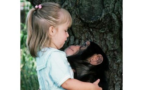 Jediným kamarádem malé Rusty je šimpanzí mládě.