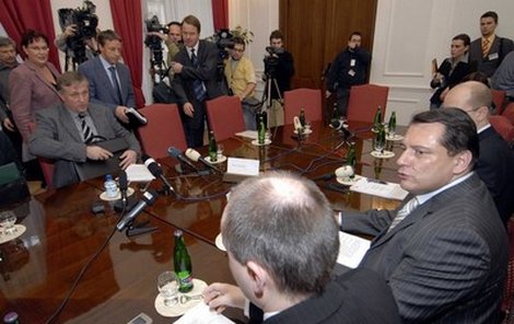 Jednání lídrů stran bylo poprvé v historii Česka živě vysíláno v televizi.