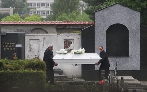Jednoduchou bílou rakev se zpěvákovým tělem uložili do hrobu dva muži. 