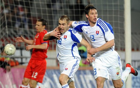 Jendřišek s Hološkem odbíhají slavit, právě druhým gólem rozhodli o slovenské výhře.