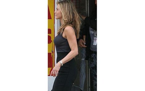 Jennifer Aniston a její šlachovité nohy. 