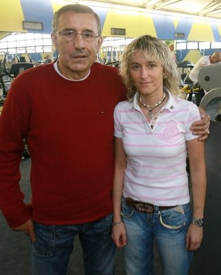 Ještě začátkem roku měl Jaroslav Pouzar ochrnutou půlku obličeje (na snímku s manželkou Ditou).