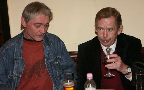 Ještě že po Dlouhém nechtěl polibek Václav Havel, který na představení také dorazil.