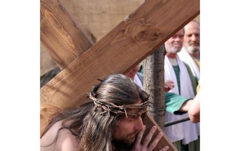 Ježíš Kristus si nese na zádech kříž, na kterém bude ukřižovaný…