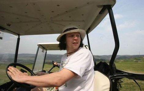 Jindra Hovorka předváděl na golfovém vozítku pořádné skopičiny.