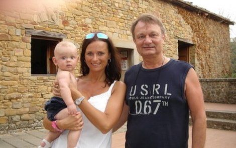 Jiří Adamec prožívá své rodinné štěstí s novomanželkou Janou a ročním synem Danielem.