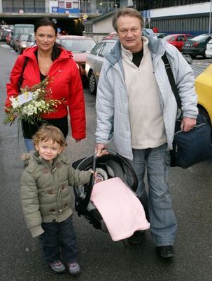 Jiří Adamec se synem Danielem si včera ráno odvezl z porodnice domů manželku Janu s dcerou Jasmínkou.