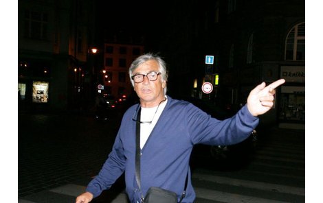 Jiří Bartoška vztyčeným prstem ukazuje »na lůzu«, kterou by měli fotografové vyfotit.