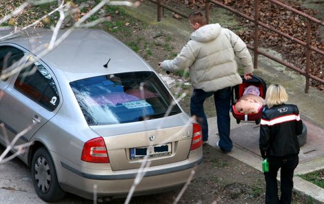 Jiří Chlebeček nese důkladně přikrytou dceru Nathálii, Tereza jde v černé motorkářské bundě za ním a v ruce drží svůj oblíbený nápoj s aloe vera.