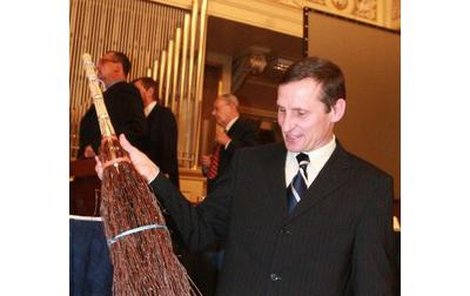 Jiří Čunek dostal ke svému zvolení od delegátů koště na »vymetení starých struktur« ze strany. 