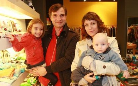 Jiří Macháček se přišel podívat se svou rodinou na otevření nového luxusního obchodu s dětským značkovým oblečenímv Pařížské ulici.