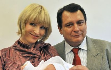 Jiří Paroubek s manželkou Petrou a tehdy čerstvě narozenou dcerou Margaritkou.
